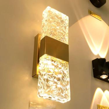 Imagem de Arandela Dcb02182 Qb05182 com Potência 6W e Temperatura de Cor 3000K em Metal e Cristal Dourado