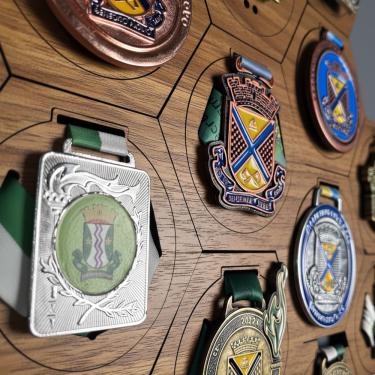 Imagem de Porta Medalhas Hexagonal para suas conquistas Suporte de medalhas para corrida mountain bike futebol premiação esportes