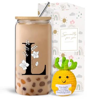 Imagem de Copo de vidro com inicial monograma com tampas e canudos, conjunto de presente personalizado com boneca, xícara de café gelado de 473 ml para mulheres, presente de aniversário, Natal, Dia das Mães