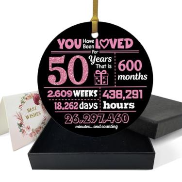 Imagem de REWIDPARTY Enfeites engraçados de aniversário de 50 anos - Você é amado há 50 anos - Ornamento de cerâmica redondo de 7,6 cm com fita dourada, caixa de presente - decoração de árvore de Natal