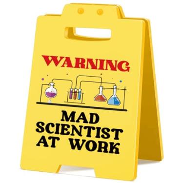 Imagem de Warning Mad Scientist at Work Placa engraçada de mesa para laboratório de sala de aula de química, decorações de festa de ciência, presentes para professores, cientistas, amantes de ciência - amarelo