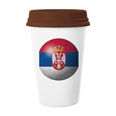 Imagem de Caneca de futebol da bandeira nacional da Sérvia com tampa de cerâmica para copo de café