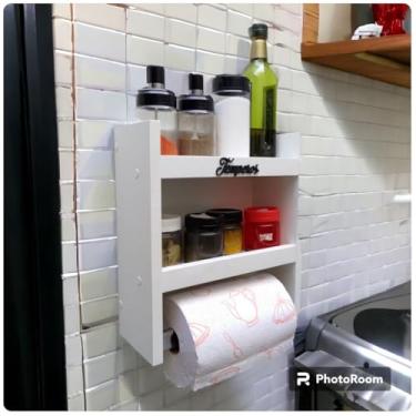 Imagem de Ricardo Prado Móveis - Suporte Para Temperos e Papel Toalha - Prateleira de Madeira e Branca com 2 Níveis - Organização de Cozinha e Área Gourmet