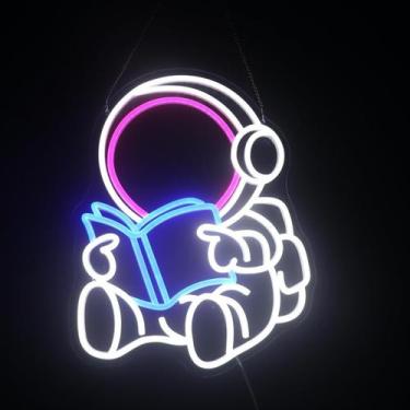 Imagem de Livro de astronautas da Nordstylee com letreiro de néon para decoração