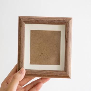 Imagem de Porta-retrato com caixa de sombra, 10 x 10 cm, molduras feitas de madeira maciça para pendurar lembranças esportivas, pinos, prêmios, medalhas, casamento, ingressos e fotos (nogueira)