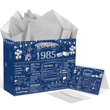 Imagem de SUNDECO Back in 1985 Conjunto de sacolas de presente para mulheres e homens, azul, prata, bolsa de presente de aniversário de 90 anos com papel de seda e envelope de cartão vintage de 1985 para