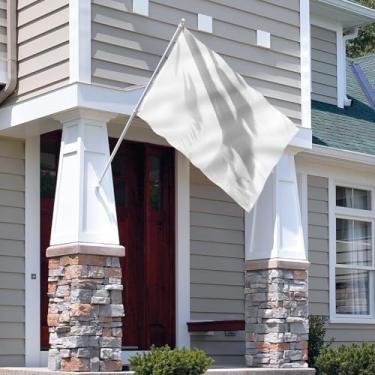 Imagem de Bandeira branca sólida de 9,5 x 1,5 m - Cor vívida e à prova de desbotamento - Cabeçalho de lona e costura dupla - Bandeiras brancas lisas de poliéster com ilhós de latão 9,5 x 1,5 m