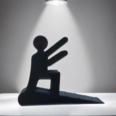 Imagem de Aparador Porta - HOMEM EMPURRANDO - Criativo Decoração Cunha - Mad Mak