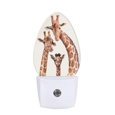 Imagem de Uanvaha Girafas Fofas Luz Noturna Familiar Safári Africano Vida Selvagem Animal Engraçado Pescoço Longo Pele Manchada Plug In Sensor Automático Lâmpada Led Parede Anoitecer Ao Amanhecer Para Sala De