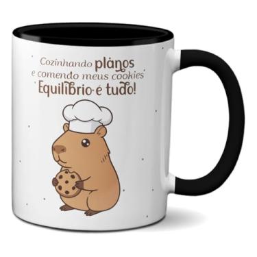 Imagem de Caneca Capivara Cozinheira Cozinhando Planos Com Equilíbrio (Preta)