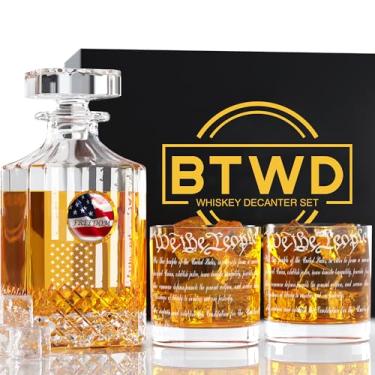Imagem de Conjunto de decantadores de uísque para homens, conjunto de decantadores de bandeira americana BTWD com 2 copos We the People para bebidas alcoólicas, bourbon, vodca, uísque, presentes para homens,