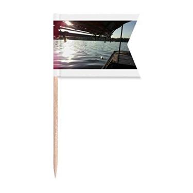 Imagem de Bandeiras de palito de dente modernas para presente Art Deco com luz de pescador, marcações de rotulagem para bolo de festa, prato de queijo