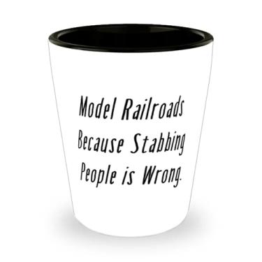 Imagem de Model Railroads Because Stabbing People is Wrong. Copo de shot para ferrovias de modelo presente de, copo de cerâmica sarcasmo para amigos