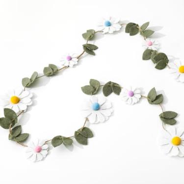 Imagem de JarThenaAMCS Faixa de feltro de margarida, 4 cores, margarida, coração, guirlanda de pendurar, faixa de festa floral para aniversário, chá de bebê, artigos de festa hippie, decoração de parede para