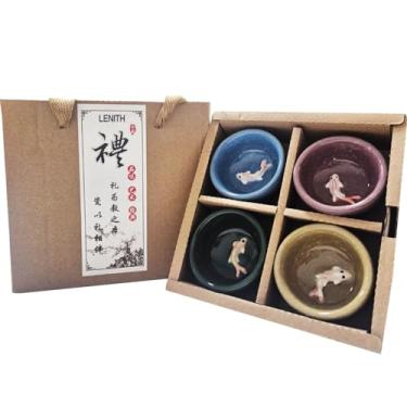 Imagem de LENITH Conjunto de xícara de chá e saquê de cerâmica com peixe Koi 3D – feito à mão, 4 peças de cores sortidas, caixa de presente para chá ou bebidas espirituosas