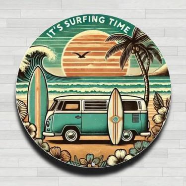 Imagem de Its Surfing Time Van pranchas de surfe vintage rústico alumínio metal placa de parede redonda, 20 cm presentes internos e externos e decoração para casa, escritório, café e fazenda