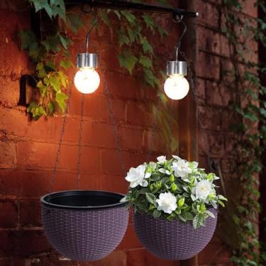 Imagem de ZUIAOYIBOU Plantadores pendurados para plantas ao ar livre, pacote com 2 cestos solares de vime artificial de café com orifícios de drenagem e bandeja removível, vasos de flores pendurados, presentes