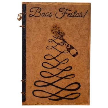 Imagem de Cartão com mensagem em madeira; feito à mão com pirografia criativa no padrão 10x15cm; espaços personalizáveis com caneta comum; modelo abre e fecha; única peça no tema "Boas Festas"