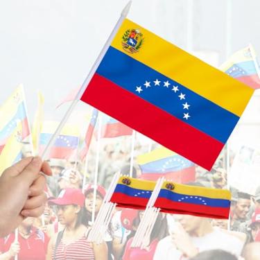 Imagem de Pacote com 12 mini bandeiras da Venezuela - Bandeiras venezuelanas pequenas em miniatura de mão - Resistente ao desbotamento e cores vivas - 12 x 20 cm com mastro sólido e topo de lança
