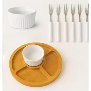 Imagem de Petisqueira Redonda de Madeira com Divisórias e Molheira de Cerâmica Branca, Tábua de Servir para Aperitivos