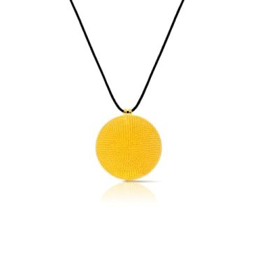 Imagem de Miss Glorael Colar com pingente de disco banhado a ouro 18K – Colar de suéter redondo texturizado, joia minimalista boho para mulheres, ideal para roupas de outono/inverno