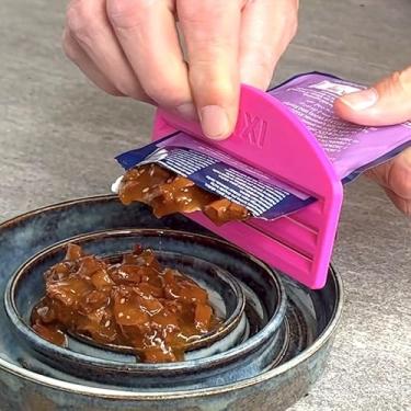 Imagem de Dispensador de espremedor de comida de gato, recipiente de ração de plástico resistente com um toque com base antiderrapante e tampa de fácil abertura para viagens e uso doméstico (cor aleatória)