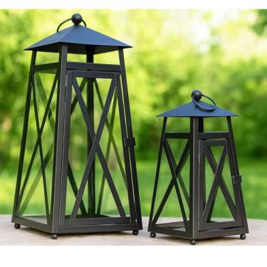 Imagem de Lanterna de vela preta com torre de vigia – Conjunto de 2 lanternas decorativas de metal e vidro para velas de pilar – Decoração de mesa rústica para uso interno/externo