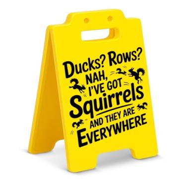 Imagem de Decoração de mesa de escritório engraçada, presentes de piada de humor para professores chefes I've Got Squirrels and They Are Everywhere Sign Office Cubículo Decorações