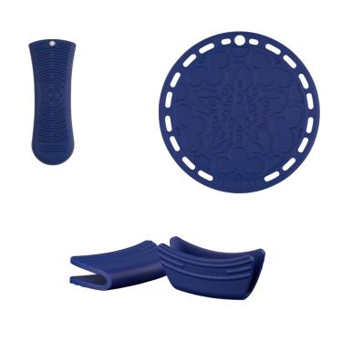 Imagem de KIT LE CREUSET 2 PEGADORES DE ALÇAS 1 LUVA PARA CABO E 1 SUPORTE FRENCH DE SILICONE AZURE BLUE