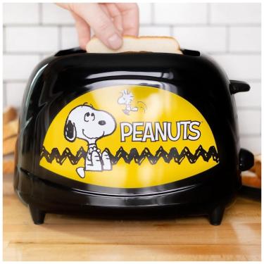Imagem de Torradeira 2 Fatias com Tema Peanuts Snoopy e Termostato Ajustável, 110V 700W, Uncanny Brands, Preta e Amarela