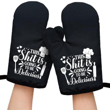 Imagem de This Sxxt is Going to be Delicious Luvas de forno pretas engraçadas com laço para pendurar e silicone antiderrapante, conjunto de 2 peças para utensílios de cozinha e churrasco para mulheres, homens