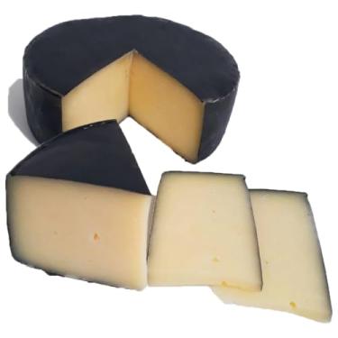 Imagem de Queijo tipo Parmesão Capa Preta Minas Canastra, Peça Inteira