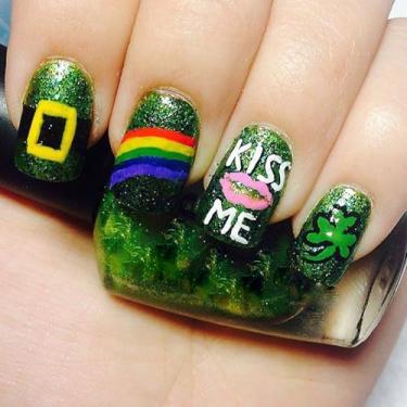 Imagem de RIICFDD Unhas postiças verdes brilhantes do Dia de São Patrício, unhas postiças curtas, quadradas, de acrílico, trevo arco-íris, cola nas unhas, cobertura total, glitter para mulheres e meninas, 24