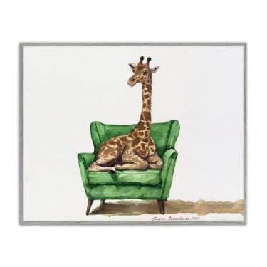 Imagem de Stupell Industries Linda girafa na cadeira verde arte giclée emoldurada preta, design por George Dyachenko, 28 x 35 cm