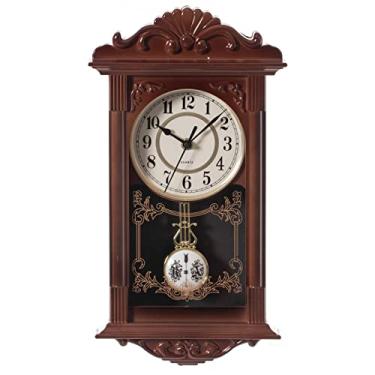 Imagem de Clockswise Relógio de parede vintage avô com aparência de madeira com pêndulo decorativo operado por bateria marrom, para escritório, decoração de casa, sala de estar, cozinha ou sala de jantar,