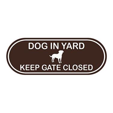 Imagem de All Quality Dog in Yard Keep Gate Closed Placa de parede ou porta em forma de pílula - Letras gravadas a laser | Plástico ABS durável | Design atraente (marrom escuro)