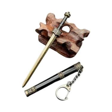 Imagem de Pingente De Chaveiro Em Metal Pequeno Modelo De Espada Antiga Com Lâmi