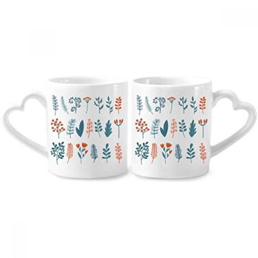 Imagem de Conjunto de canecas de porcelana para casal com ilustração de folhas de plantas coloridas de Natal com alça de coração
