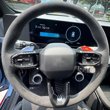 Imagem de JUIVEEL Capa de acabamento inferior para volante de carro, capa de botão de controle de acabamento de volante compatível com acessórios Hyundai Ioniq 5 N (estilo de fibra de carbono)