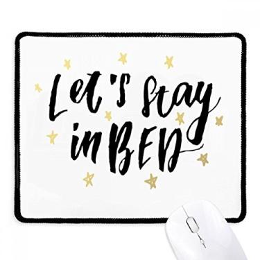 Imagem de Mousepad com citação Let's Stay in Bed e escrita à mão com borda costurada preta antiderrapante
