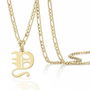 Imagem de Colar masculino com pingente de inicial banhado a ouro 14k Beleco – Colar com letra A-Z com corrente fígaro, joia com pingente de alfabeto de ouro personalizado em inglês antigo, Medium, Banhado a