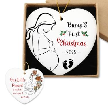 Imagem de Presentes para grávidas mamãe papai Nosso pequeno presente deve ser desembrulhado em 2026 Enfeite de Natal Presente de bebê recém-nascido anúncio de gravidez ornamento de lembrança de coração de