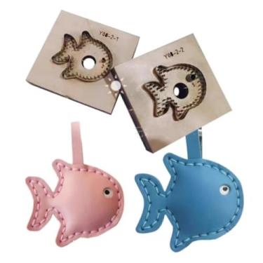 Imagem de YJIUYUANQ Pingente de peixe 50 x 45 mm para corte de couro, molde de corte de metal, com base de madeira lisa para artesanato DIY