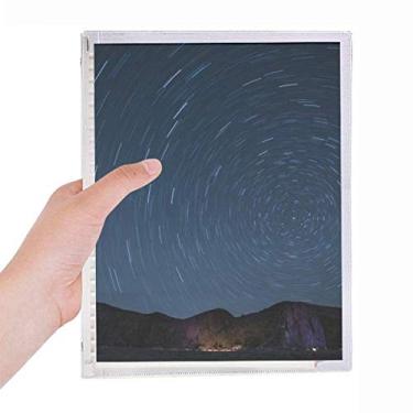 Imagem de Caderno de anotações com paisagem de estrelas e céu, folhas soltas e diários recarregáveis