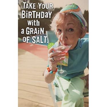 Imagem de Cartão de feliz aniversário engraçado com a velha senhora bebendo uma Margarita: Leve seu aniversário com um grão de sal - Melhor quando acompanhado por uma grande Margarita!