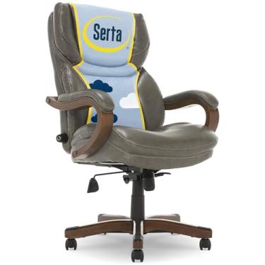 Imagem de Serta Cadeira de escritório executiva grande e alta com detalhes em madeira, suporte lombar ergonômico ajustável nas costas altas, couro colado, 77 cm D x 70 cm L x 110 cm A, cinza