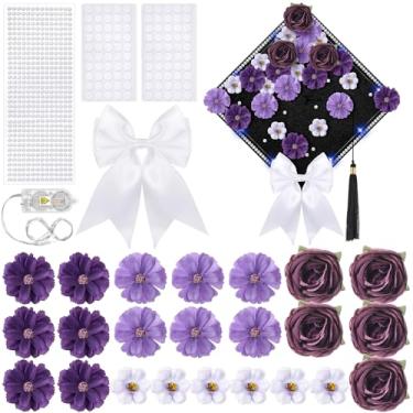 Imagem de Solsew Kit de acessórios de decoração de boné de formatura com 50 peças, inclui 45 cabeças de flores artificiais 3D sortidas, 1 cordão de luz LED, 1 adesivo de pérola, 1 laço de fita, 2 pontos
