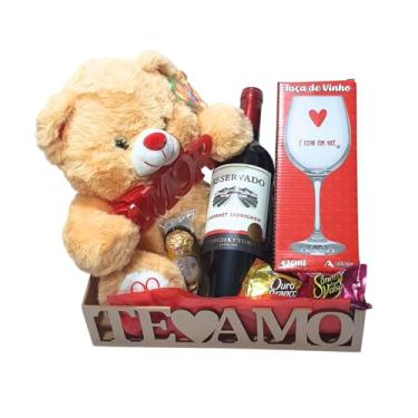 Imagem de Cesta de Presente Namorados Pelúcia, Taça, Vinho e Chocolates