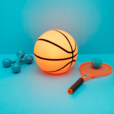 Imagem de Luminária de Mesa 3D Bola de Basquete, Bivolt 110V/220V, Polietileno, 22x24x23,5 cm, Decorativa, Cabo 1,8m, Iluminação Temática Esportiva