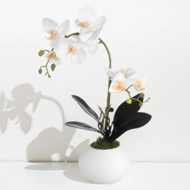 Imagem de OMISTAR Orquídeas falsas flores artificiais com vaso, peça central floral de orquídea branca de toque real, bonsai decorativo de orquídea Phaleanopsis em vaso para decoração de mesa de escritório em